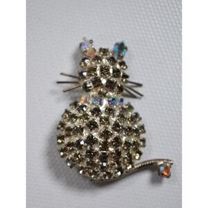 SUZANNE BJONTEGARD Gray Rhinestone Cat Brooch 1.75" x‎ 1"